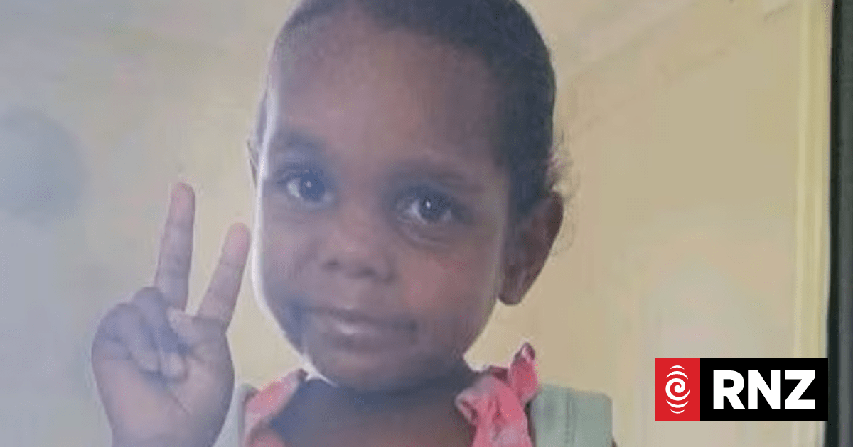 NT Police say some in community 'absolutely know' where missing Alice Springs girl's suspected abductor is
