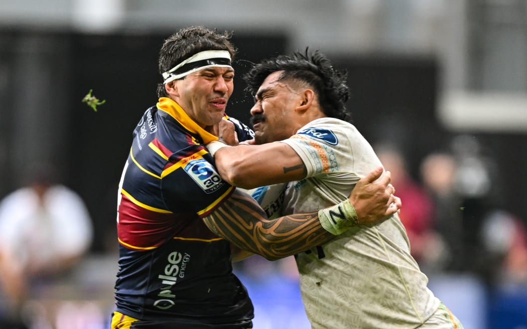 Jonah Lowe of the Highlanders tackles Tuna Tuitama of Moana Pasifika.