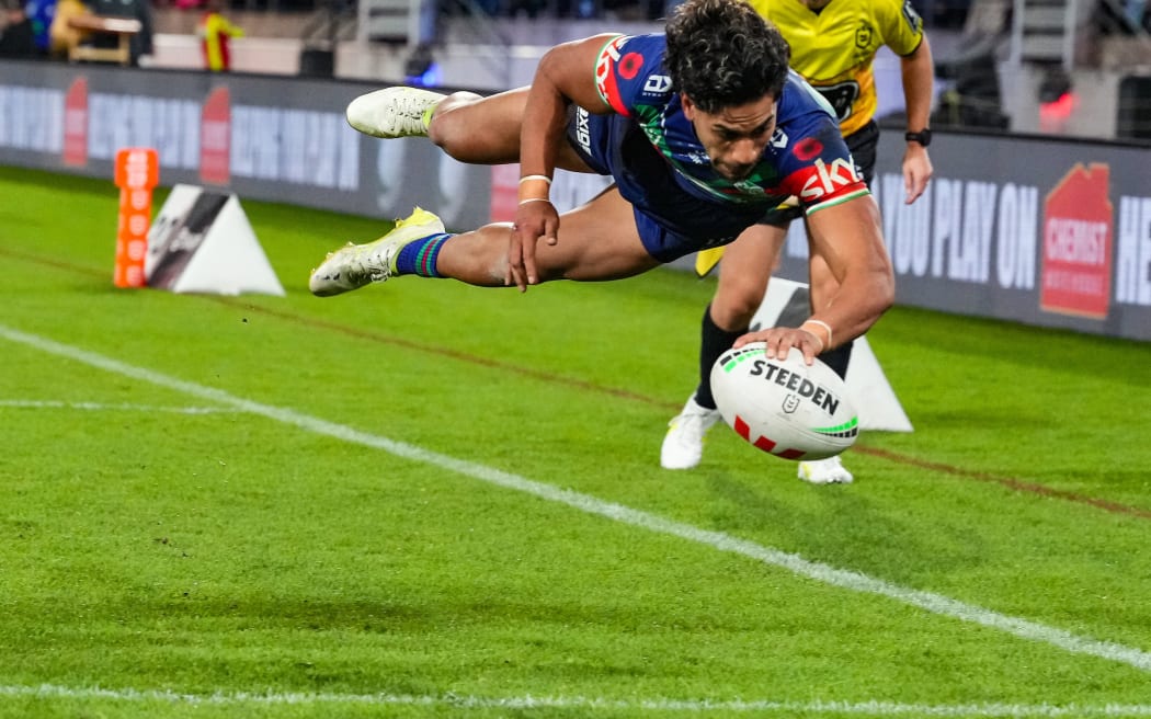 Alofi’ana Khan-Pereira of the Warriors dives to score a try, NZ Warriors v Dolphins, round 8 rugby league match of the NRL Telstra Premiership at Hnry Stadium, Wellington.