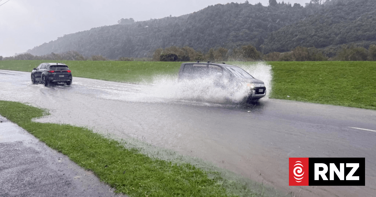 Live: Heavy rain, reports of flooding in lower North Island