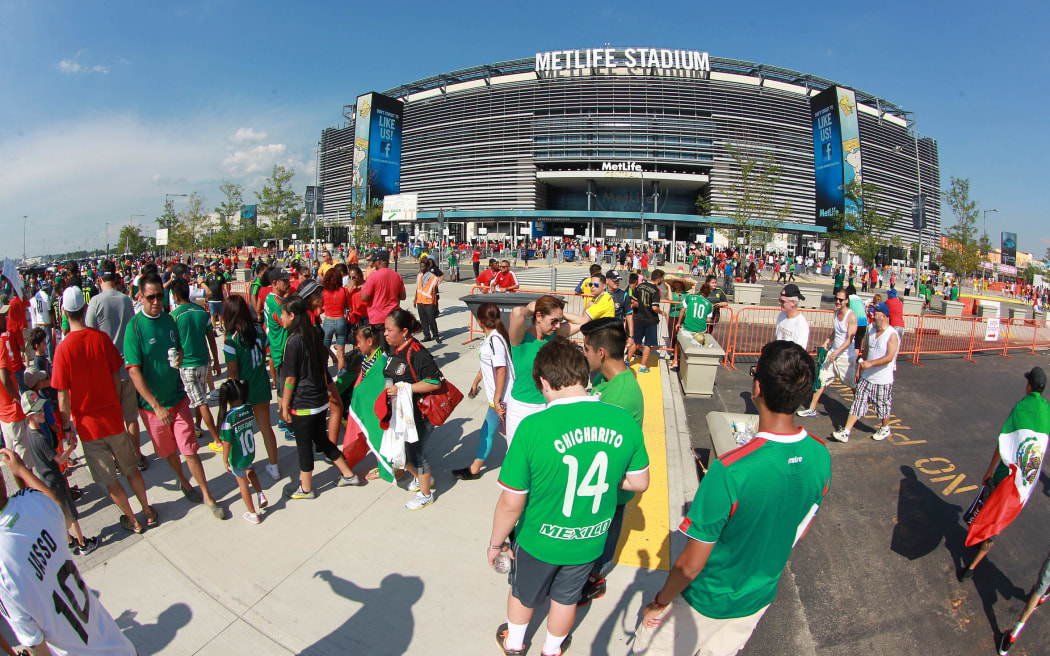 50719248. East Rutherford.- Cientos de Aficionados mexicanos llegan al MetLife Stadium, para presenciar el encuentro entre México y Costa Rica,  partido correspondiente de cuartos de final de Copa Oro 2015.
NOTIMEX/FOTO/JOSÉ PAZOS/JPF/SPO/ORO15/ (Photo by JOSE PAZOS F. / Notimex via AFP)