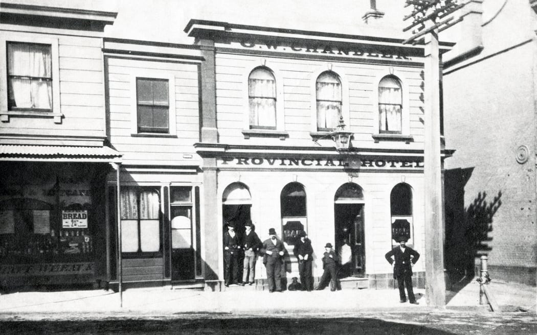 The Provincial Hotel on the corner of Molesworth Street and narrow Fraser Lane. Fraser Lane was one entry to a densely packed area of poor homes, immigrants, and brothels opposite Parliament. The area was later demolished for 