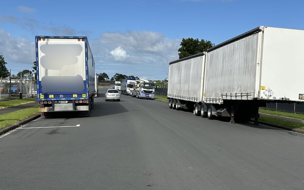 Truck parking problem - Wiri