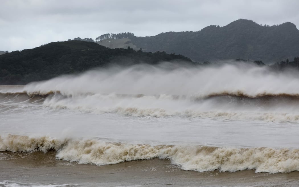 Waves at high tide in Whitianga.