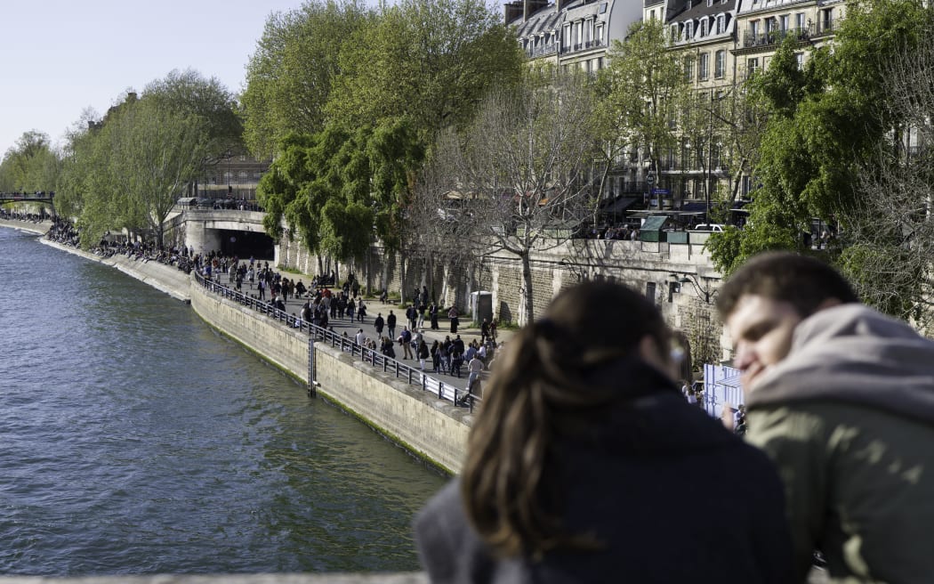 France, Paris, 2026-04-04. Many people are strolling and relaxing along the banks of the Seine. On a sunny day, the banks of the Seine are teeming with people. Photograph by Eric Broncard/Hans Lucas
France, Paris, 2026-04-04. De nombreuses personnes se promenent et se reposent sur les quais de Seine . Par une journee ensoleillee, les quais de Seine sont pris d’assaut par de nombreuses personnes. Photographie par Eric Broncard/Hans Lucas (Photo by Eric Broncard / Hans Lucas via AFP)