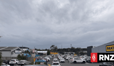 Queues form at Auckland supermarkets as people prepare for Cyclone Vaianu