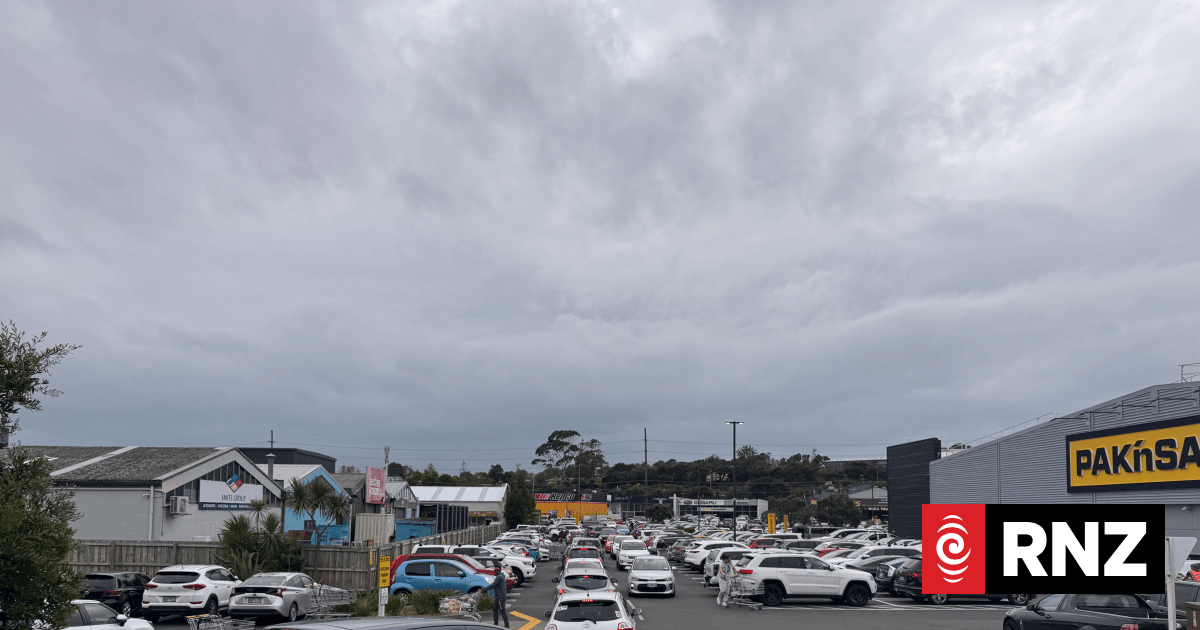 Queues form at Auckland supermarkets as people prepare for Cyclone Vaianu