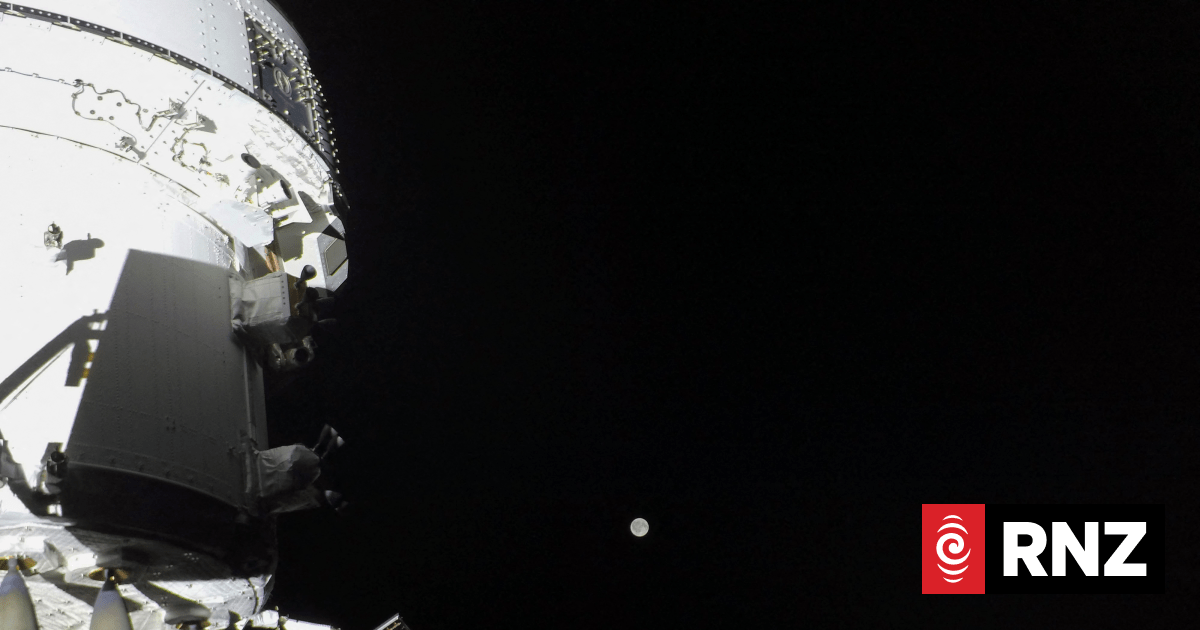 Artemis astronauts glimpse Moon's 'Grand Canyon' ahead of historic lunar flyby