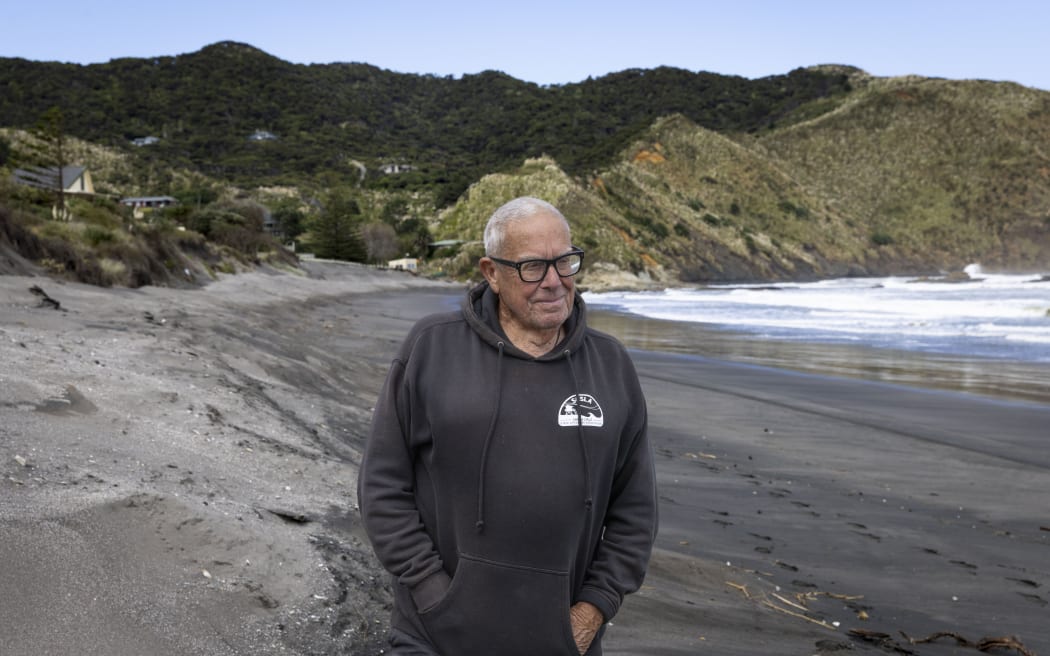 Port Waikato residents erect flood wall