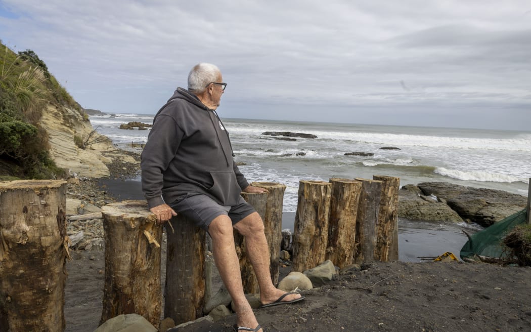 Port Waikato residents erect flood wall