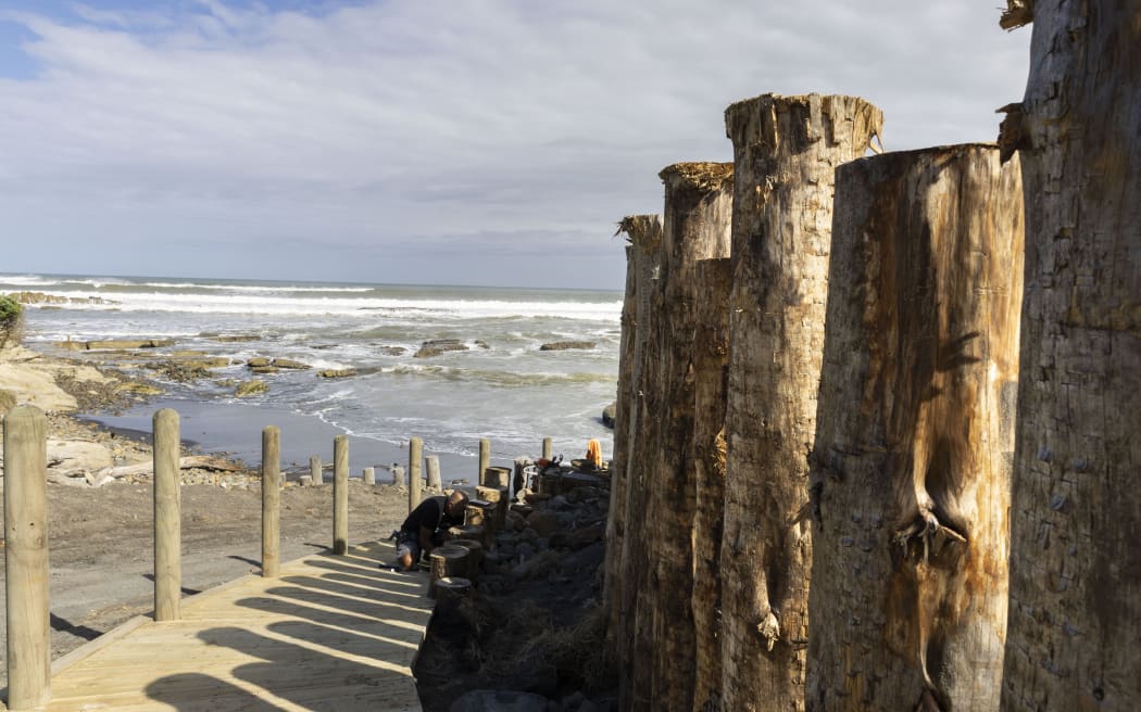 Port Waikato residents erect flood wall