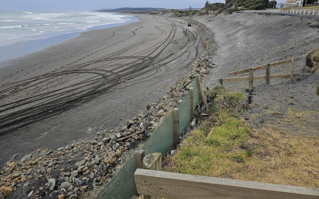 Port Waikato residents erect flood wall