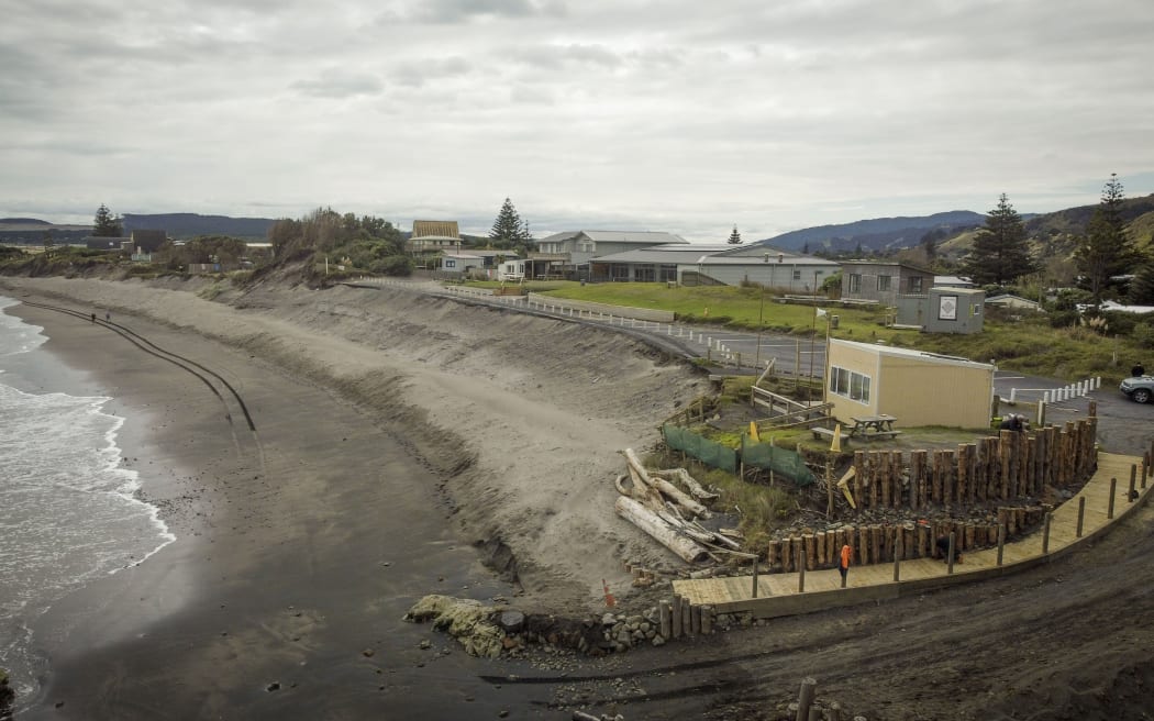 Port Waikato residents erect flood wall
