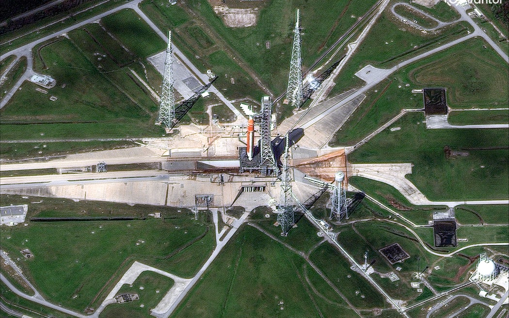 This satellite image provided by Vantor shows NASA's Artemis II Space Launch System (SLS) rocket and Orion spacecraft at Launch Pad 39B at the Kennedy Space Center in Cape Canaveral, Florida, on April 1, 2026. Three men and one woman are set to embark on the first crewed journey to the Moon since 1972, a landmark odyssey that aims to launch the US into a new era of space exploration. The NASA mission dubbed Artemis II has been years in the making after facing repeated setbacks, but is finally scheduled to take off from Florida as early as April 1 at 6:24 pm (2224 GMT). (Photo by Handout / Satellite image ©2026 Vantor / AFP) / RESTRICTED TO EDITORIAL USE - MANDATORY CREDIT "AFP PHOTO / Satellite image ©2026 Vantor" - NO MARKETING NO ADVERTISING CAMPAIGNS - DISTRIBUTED AS A SERVICE TO CLIENTS - THE WATERMARK MAY NOT BE REMOVED/CROPPED -