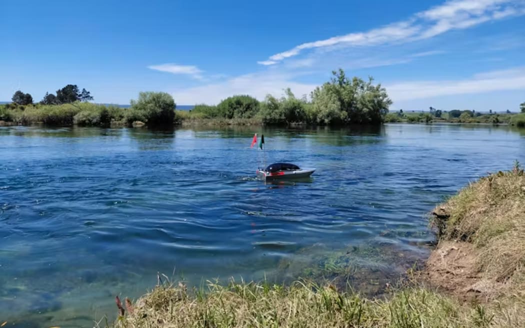 A radio-controlled jet boat equipped with sensors maps dissolved carbon dioxide in the Waikato River. Brian Moorhead, CC BY-SA