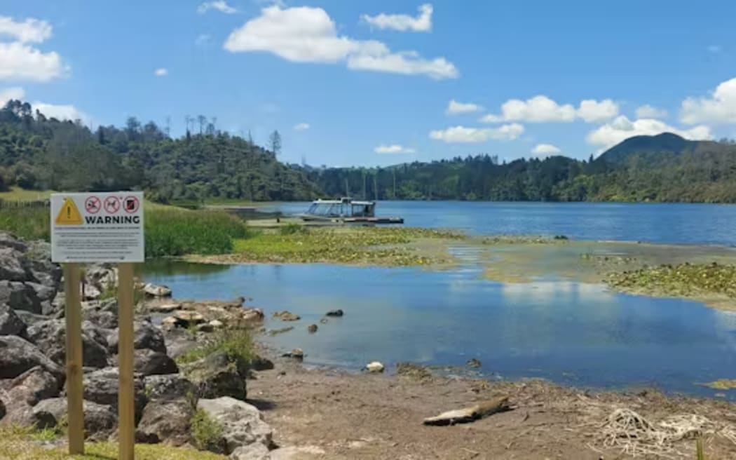 Harmful algal blooms are becoming worse in hydro lakes in the upper Waikato. Adam Hartland, CC BY-NC-SA
