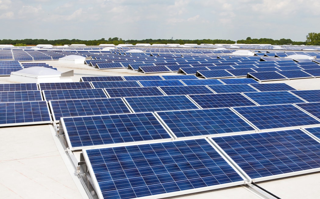 Die größte PV-Dachanlage in der Region Hannover und eine der größten Anlagen in ganz Niedersachsen zum Zeitpunkt der Fertigstellung.