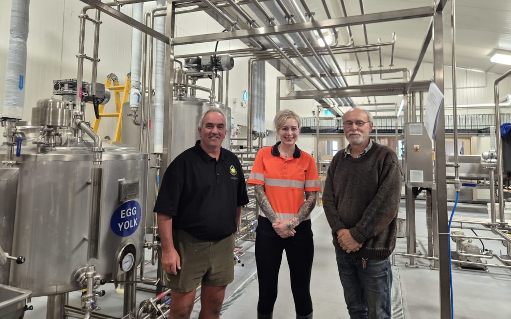 L: Three generations of Bennik's: Nick Bennik, alongside niece Courtney and brother Harry Bennik.