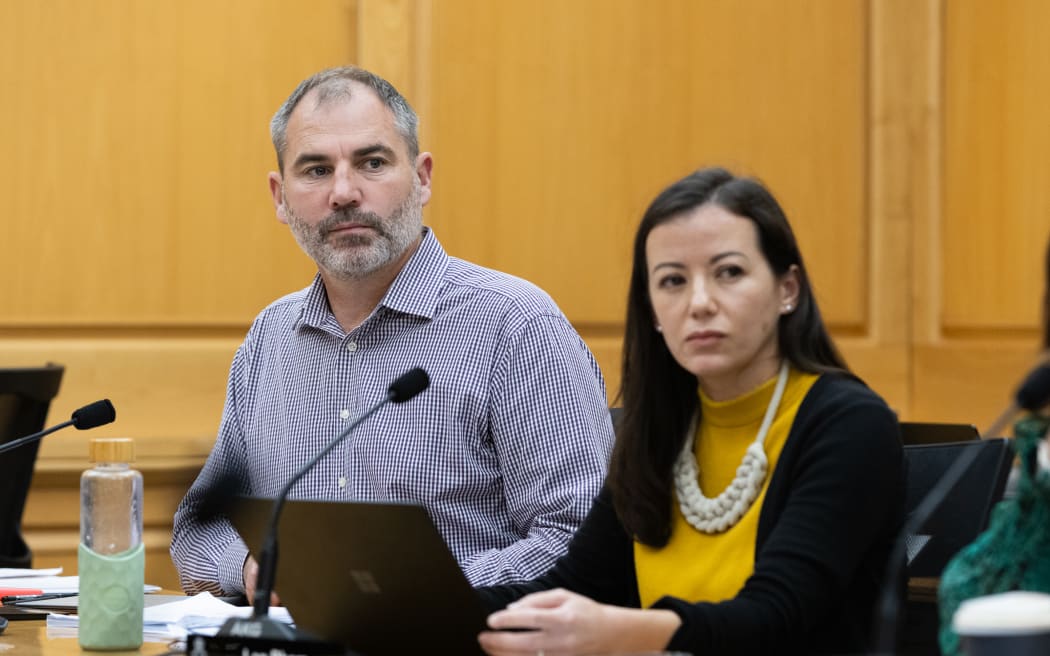 MPs Gen Bennett (Labour), and Lan Pham (Green) in Select Committee.