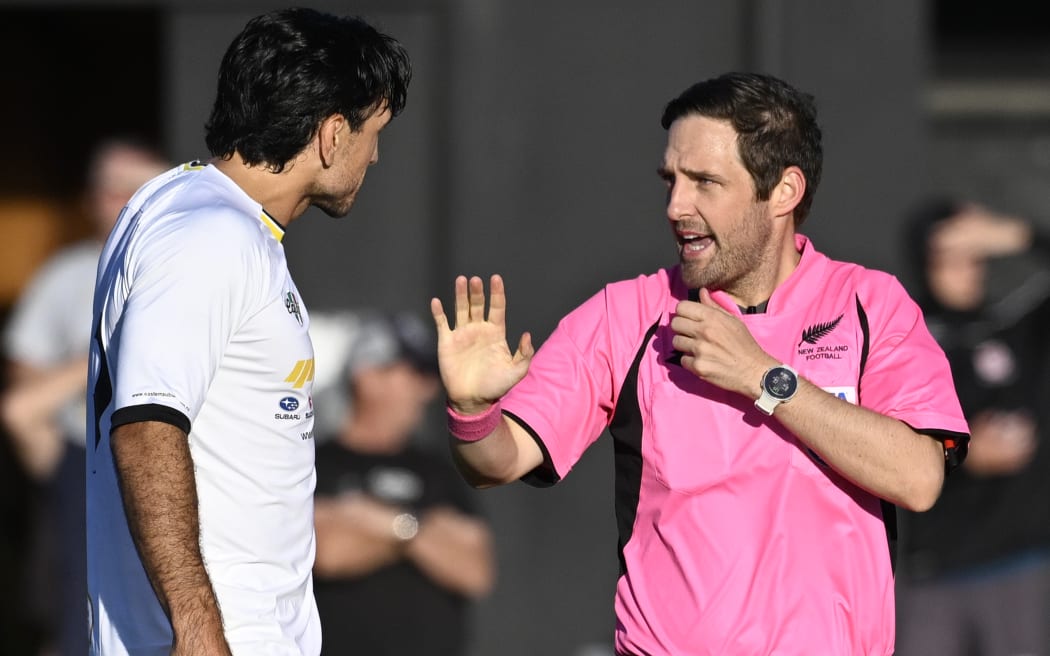 Referee Campbell-Kirk Kawana-Waugh (R).