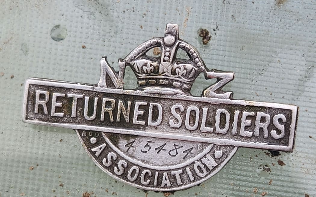 The RSA badge Garth found.