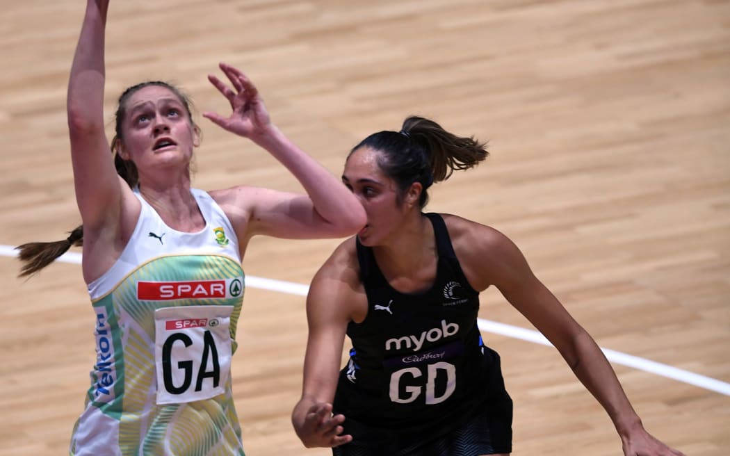 18th January 2022: Copper Box Arena, Hackney, London, England: Quad series Intenational Netball, New Zealand versus South Africa: Ine-Mari Venter of South Africa controls the ball under pressure from Phoenix Karaka of New Zealand