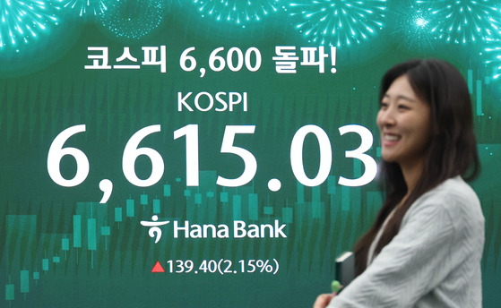 An electronic display board celebrates the Kospi’s record-high closing amount of 6,615.03 points, up 2.15 percent from the previous trading session, at Hana Bank’s trading room in central Seoul on April 27. This marks the first time the benchmark index broke past 6,600. [YONHAP]