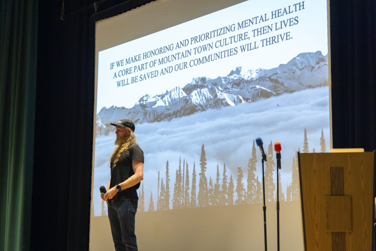 Drew Peterson talks on stage while wearing a hat.