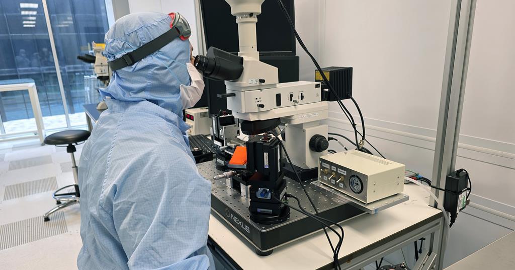 In-situ electron microscopy probes how atoms adsorb on surfaces at solid–liquid interfaces | Research