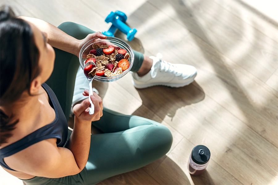 Active person eating high-fiber meal after exercise.