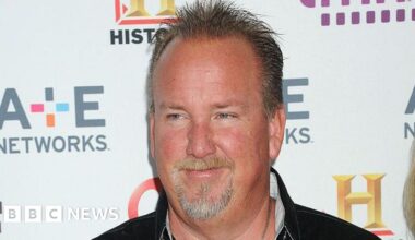 'Storage Wars' star Darrell Sheets dies aged 67 - BBC
