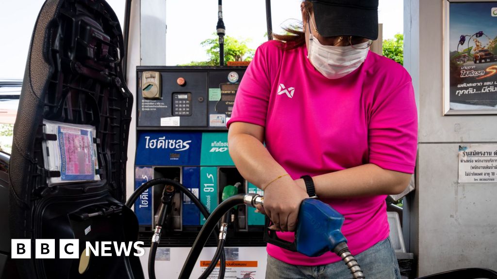 Oil plunges after US-Iran ceasefire deal to reopen Strait of Hormuz - BBC