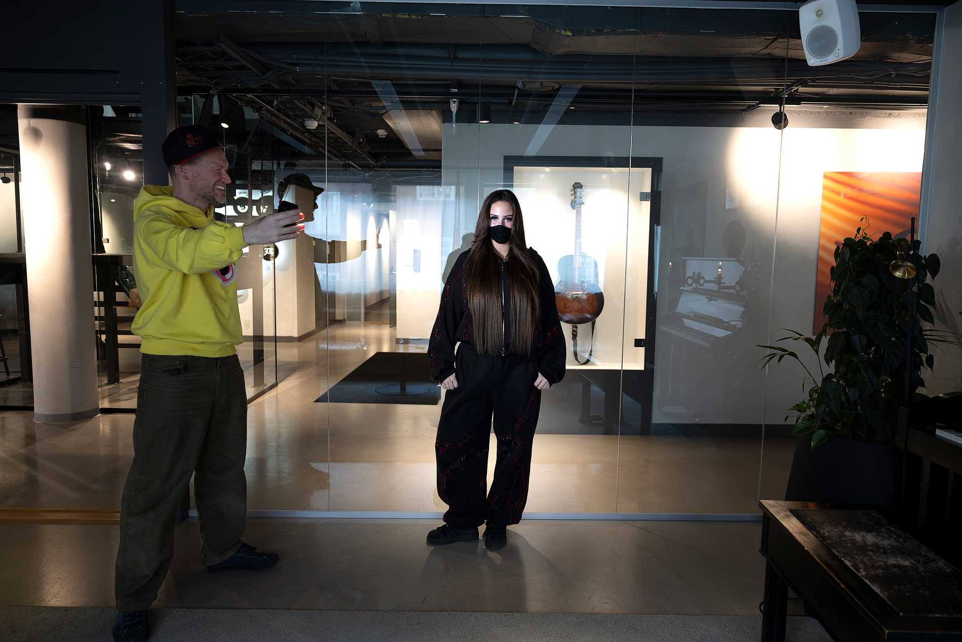 Aftonbladet’s Tobbe Ek helping out with lighting during the photo op with Felicia.