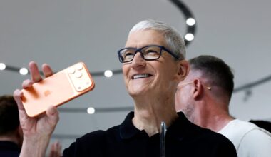 How Tim Cook Made Bigger iPhones a Hit for Apple