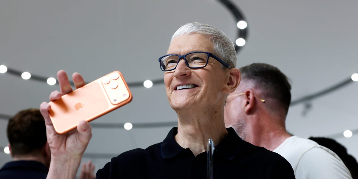 How Tim Cook Made Bigger iPhones a Hit for Apple