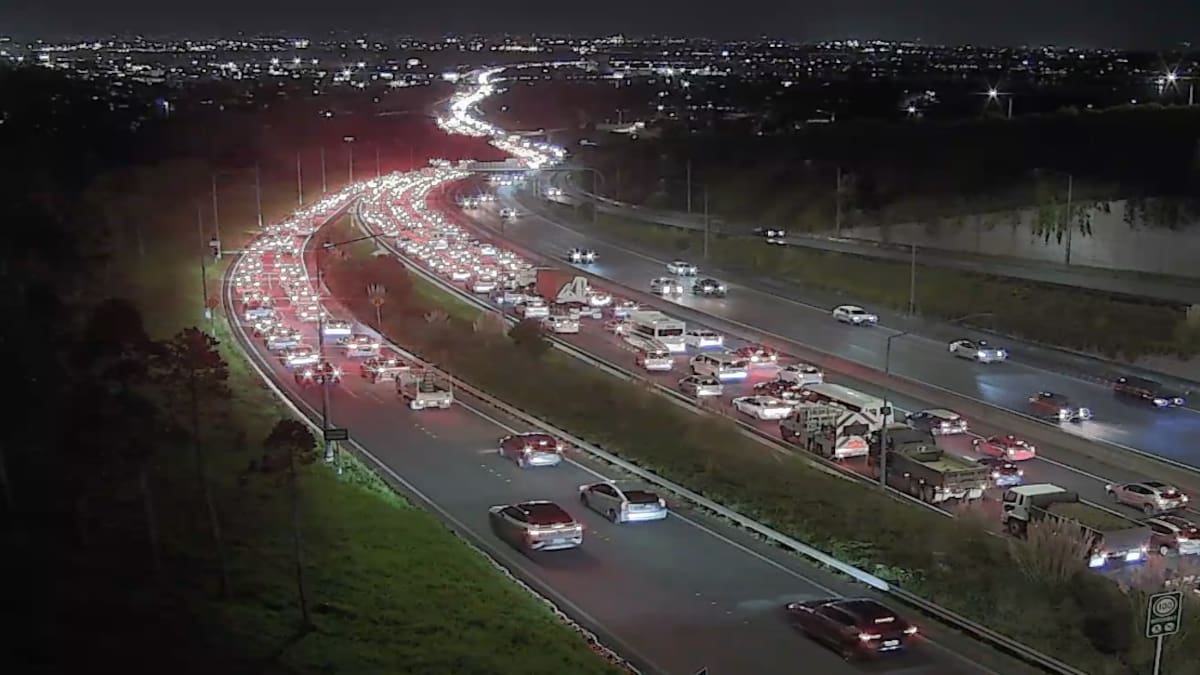 Auckland Southwestern Motorway lanes reopen after rock spill near Onehunga