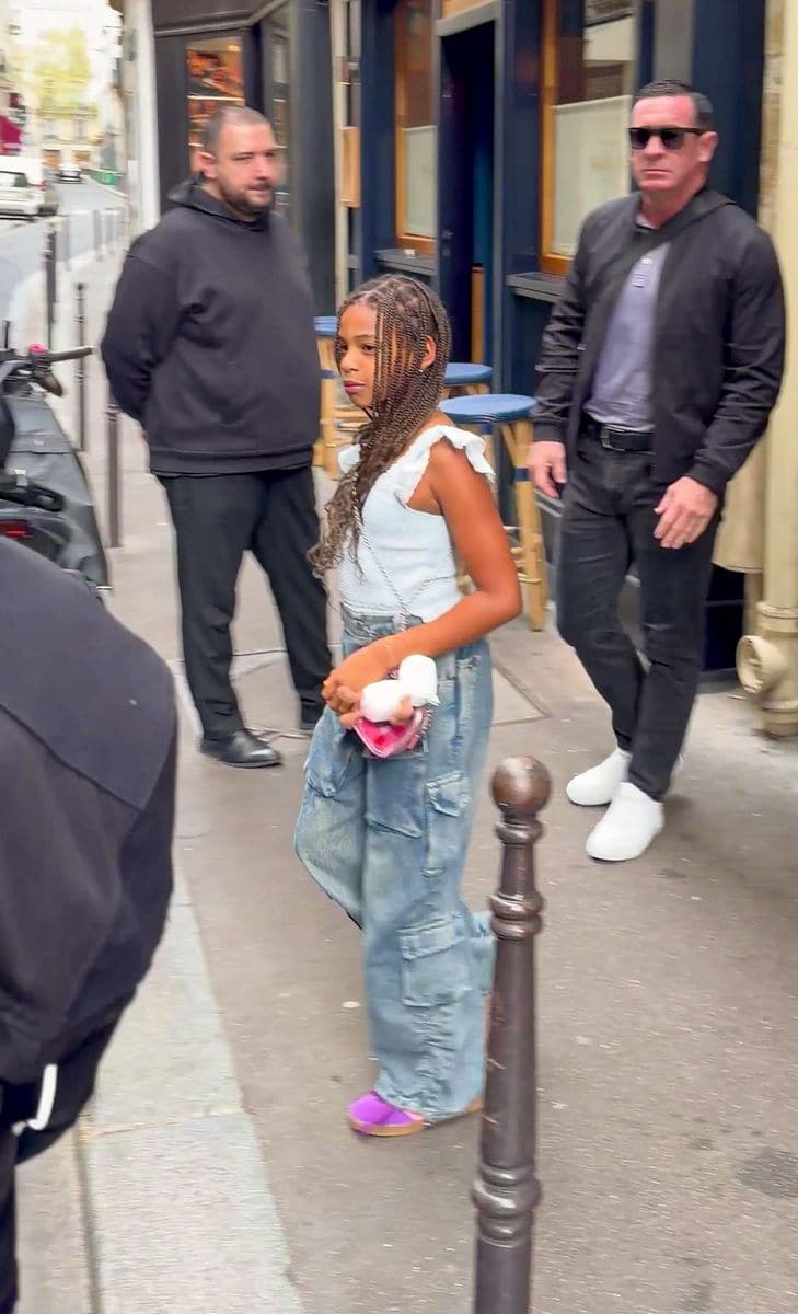 Rumi Carter embraced a relaxed, street-style aesthetic with oversized, light-wash cargo jeans that offered both comfort and edge.