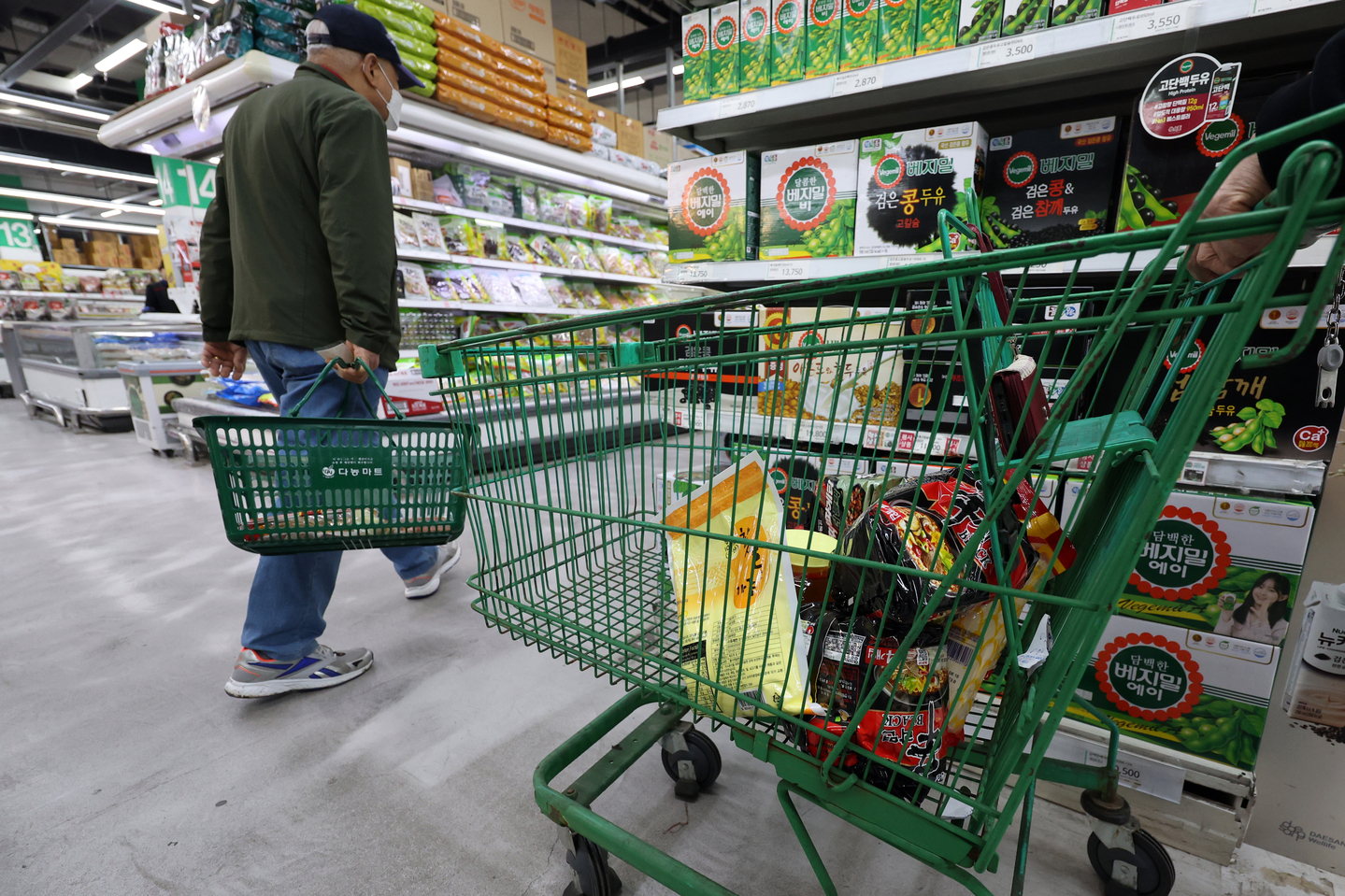 A customer shops at a supermarket in Seoul on April 6. The Iran war has fueled inflationary pressure in Korea, as it heavily relies on the Middle East for crude oil. [NEWS1]