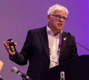 Professor Steve Wigmore speaking at the IHPBA World Congress.