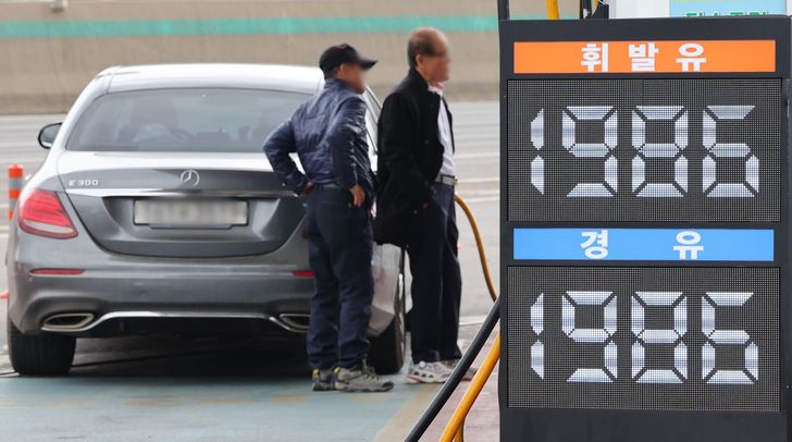 Drivers refuel a vehicle at a gas station in Seoul, Tuesday. Yonhap