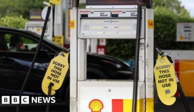 Australians told to continue Easter travel plans despite fuel shortages - BBC