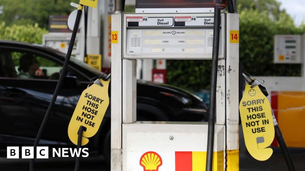 Australians told to continue Easter travel plans despite fuel shortages - BBC