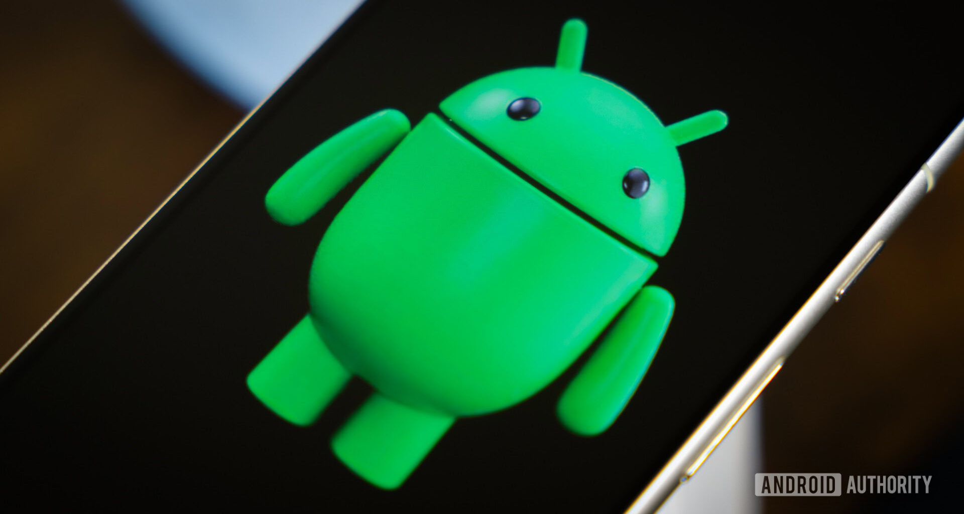 Android robot on smartphone next to other devices and accessories (3)