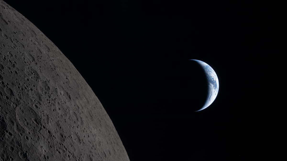 Nasa releases picture of ‘Earthset’ shot by Artemis crew