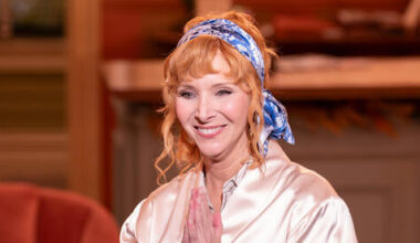 'Friends' star Lisa Kudrow says 'Phoebe was not stupid,' opens up about family legacy