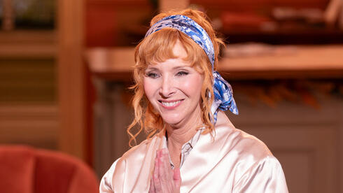 'Friends' star Lisa Kudrow says 'Phoebe was not stupid,' opens up about family legacy