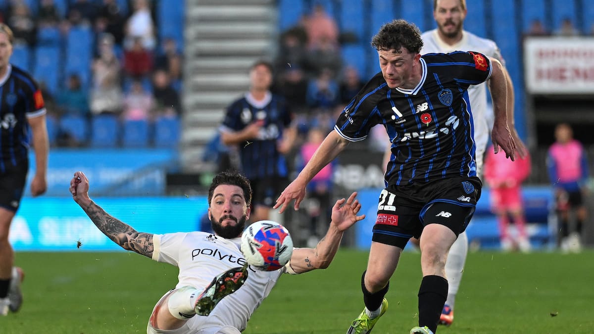 Auckland FC loss to Central Coast Mariners ends Premiers Plate defence after thunderstorms delay game