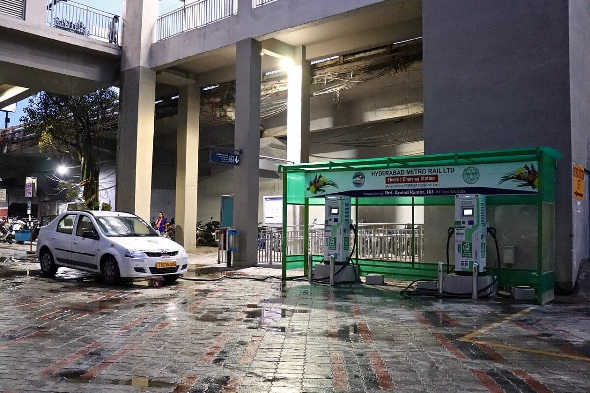 For years, strong public concerns about air pollution existed but citizens began acting on considerations of electric vehicles only when incentives reduced purchase costs, charging infrastructure expanded, and state-level tax exemptions made total ownership competitive with petrol vehicles. Image by iMahesh via Wikimedia Common (CC BY-SA 4.0).