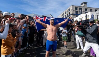 Jono Ridler completes record 1367km swim the length of North Island, greeted by big crowd in Wellington