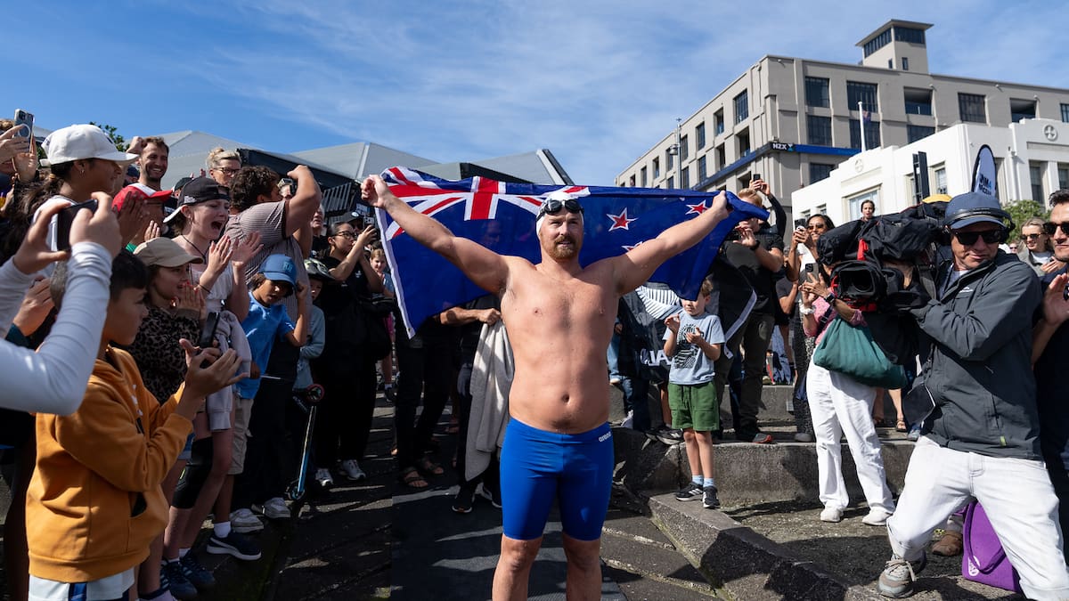 Jono Ridler completes record 1367km swim the length of North Island, greeted by big crowd in Wellington